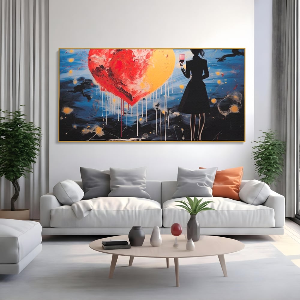Tablou canvas cu tablou canvas cu femeie si inima uriasa, in rama de aluminiu auriu, pe perete intr-un living